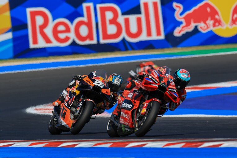 ドゥカティのバニャイアを追撃するペドロサ　©Satoshi Endo