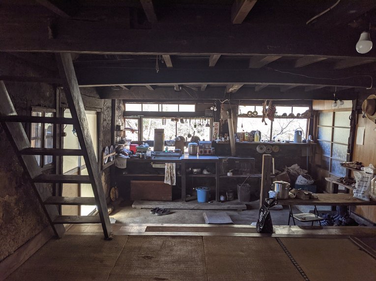 小蕗の古民家の炊事場　©Kensaku Wakui