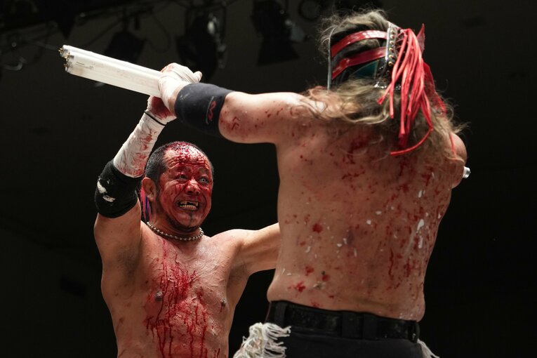 互いに大流血した葛西純とエル・デスペラード　©Masashi Hara