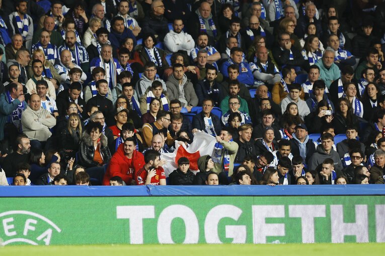 久保が近づいたタイミングで、日本国旗を披露しようとするサポーター　©Daisuke Nakashima