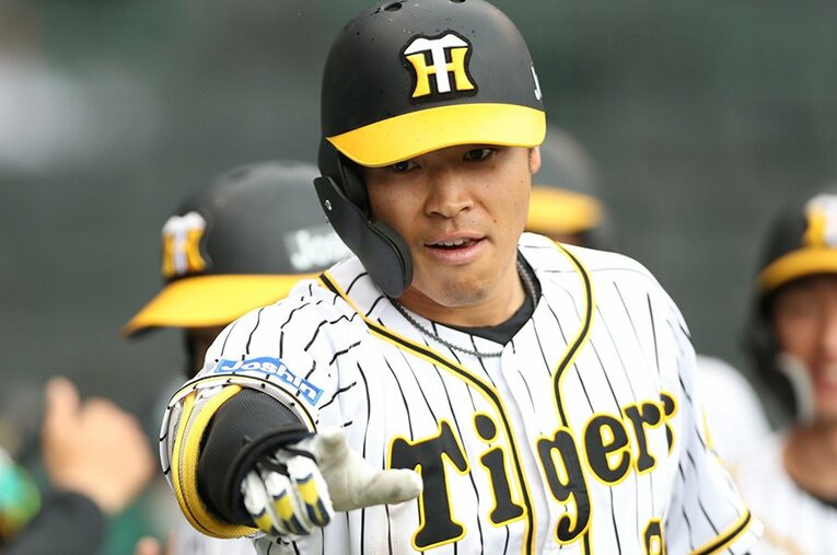 “モノノフ”でもある阪神の佐藤輝明。本塁打後の「Zポーズ」もおなじみになってきた ／ photograph by JIJI PRESS