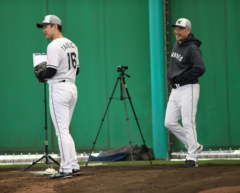 石垣キャンプのブルペンで会話をかわす種市（左）と吉井監督　©︎JIJI PRESS