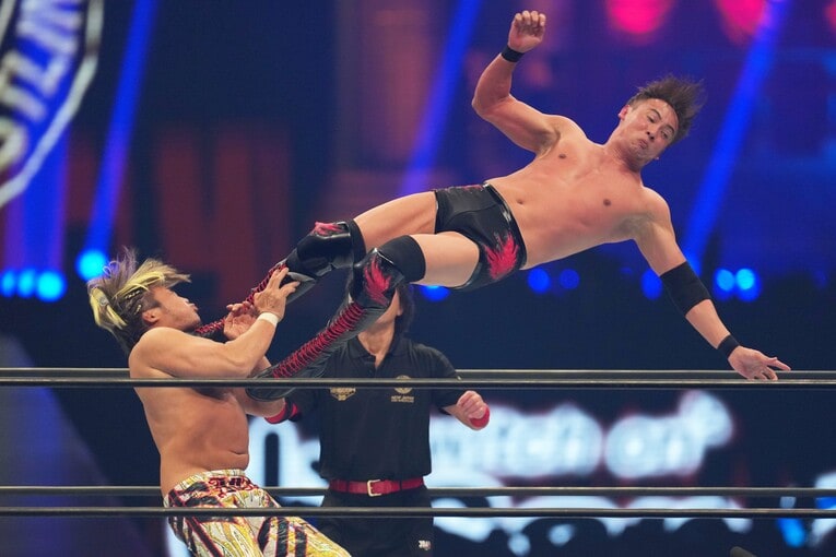 相変わらず高い打点のオカダ・カズチカのドロップキック　©Essei Hara