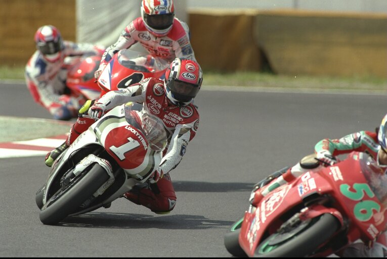 ゼッケン56番のノリック（右）がゼッケン1番のシュワンツを後ろに従える展開に　©Getty Images