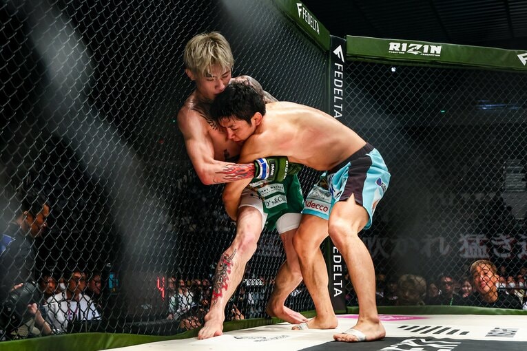 平本蓮を金網に押し込む斎藤裕　©RIZIN FF Susumu Nagao