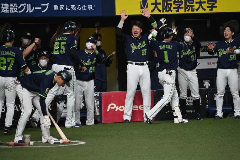 山田のホームランに喜ぶヤクルトナイン（3／3枚目）　©Naoya Sanuki