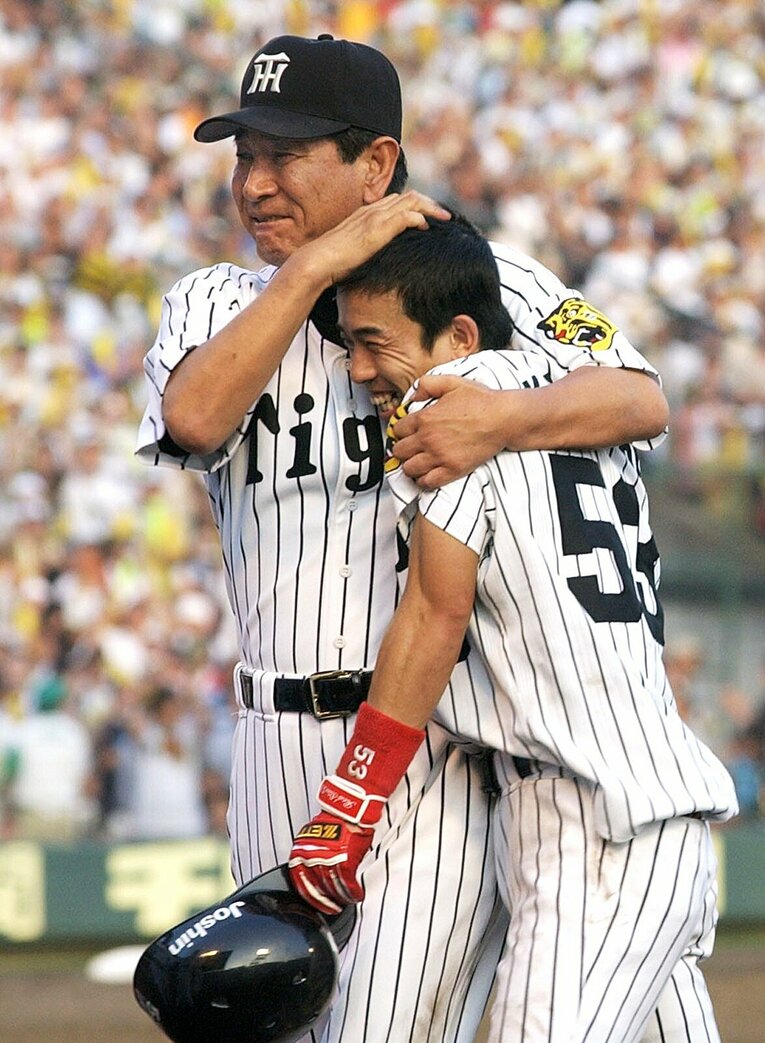 赤星を抱擁する星野監督（別アングルから）　©︎JIJI PRESS