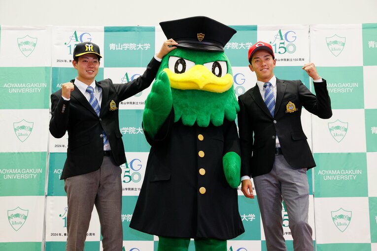 青山学院大学のマスコット「EAGO（イーゴ）」と　©Shigeki Yamamoto