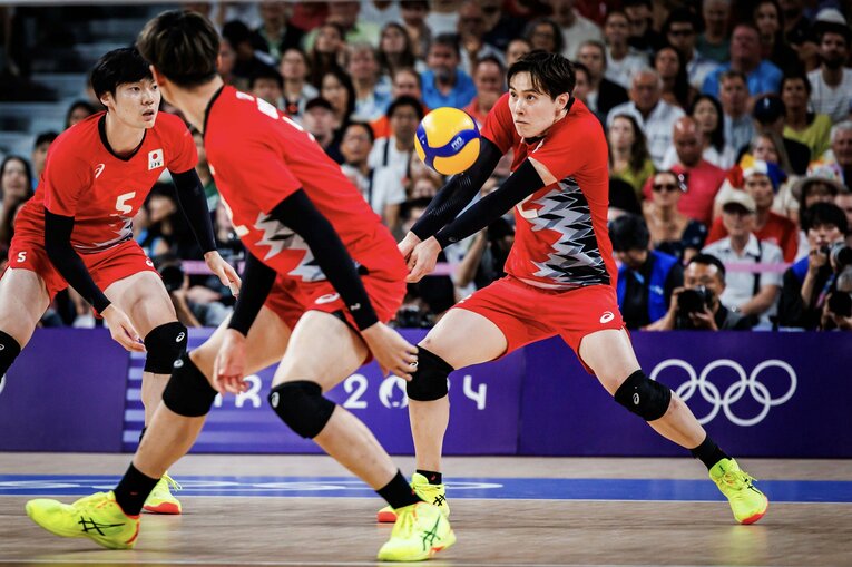 守備でも観る人を魅了する高橋藍　©︎Volleyball World