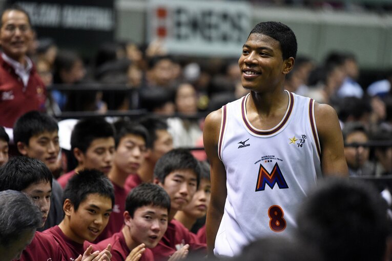 明成高校時代の八村。代表合宿で知り合った渡邊に積極的に質問していたという　©︎AFLO SPORT