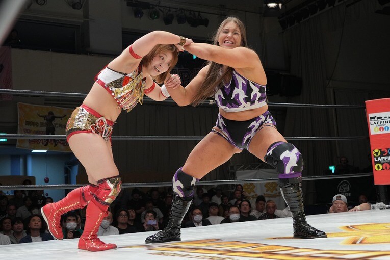 Sareeeとボジラの力比べ　©Essei Hara