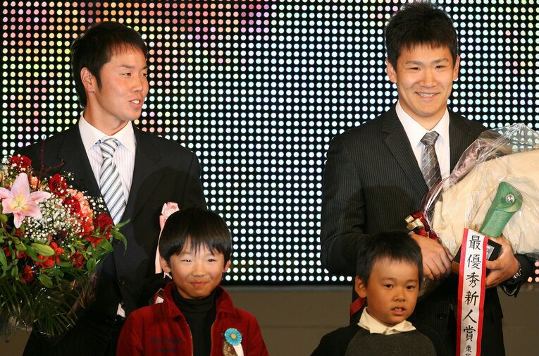 2007年の新人王に輝いた上園（左）。パ・リーグの新人王は田中将大だった　©︎JIJI PRESS