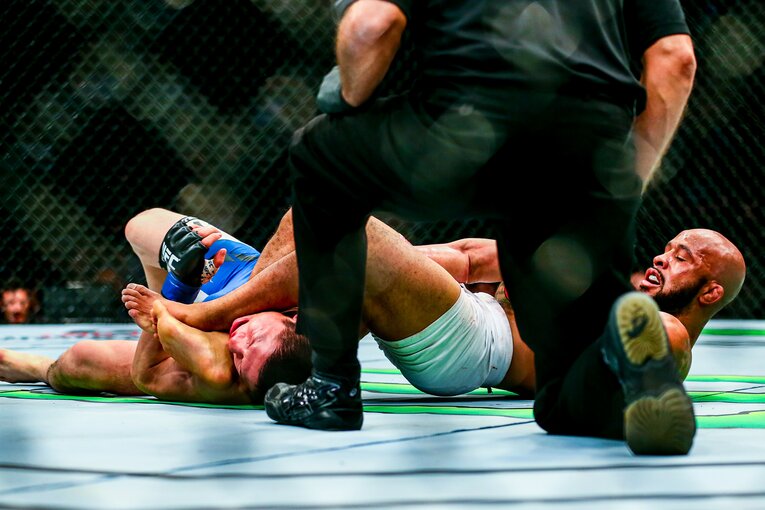 最終5ラウンド終了間際、ジョンソンが腕十字で堀口から一本を奪った　©Susumu Nagao