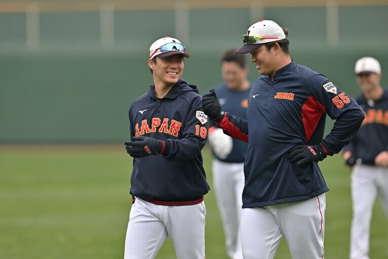 村上宗隆と楽しそうに会話する山本由伸　©︎Hideki Sugiyama