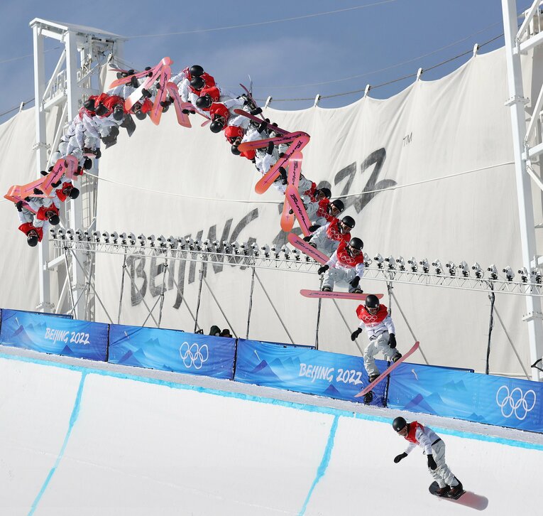 スノーボード男子ハーフパイプ決勝2回目、平野歩夢の「トリプルコーク1440」（合成写真） ©JIJI PRESS