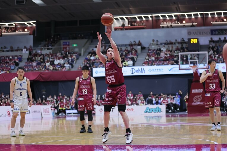 初挑戦のBリーグで存在感を見せる岡田のプレー　©B.LEAGUE