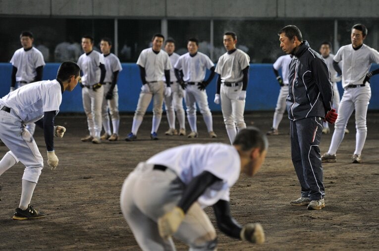 冬の強化合宿で早朝練習に打ち込む生徒たちと小倉前監督（撮影は2011年）　©Hideki Sugiyama