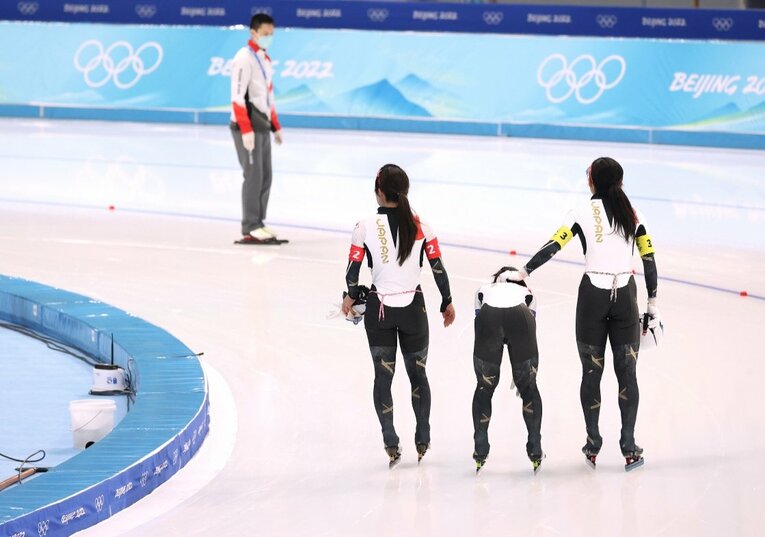 試合直後、姉を励ます美帆　©JIJI PRESS