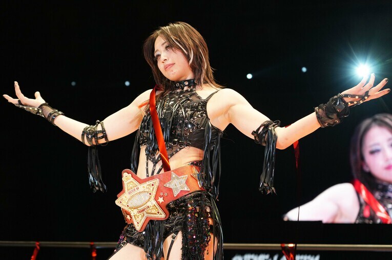 ワールド・オブ・スターダム王者の上谷沙弥　©Essei Hara