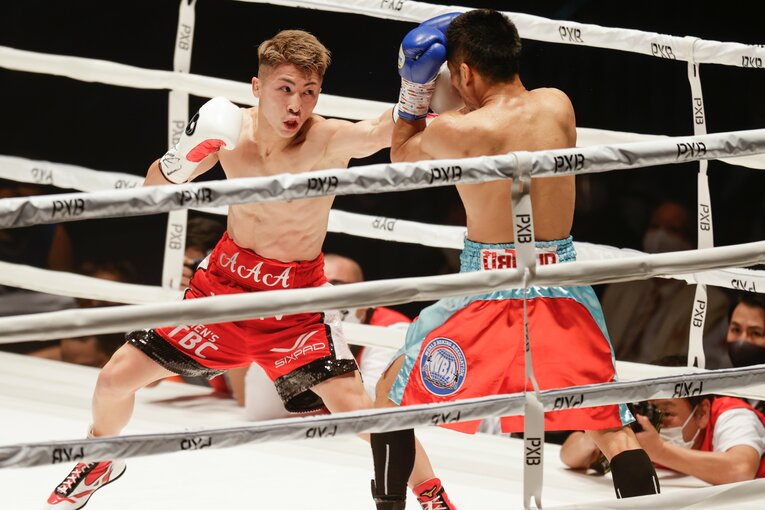 鋭いジャブでディパエンを削っていく　©Tsutomu Takasu