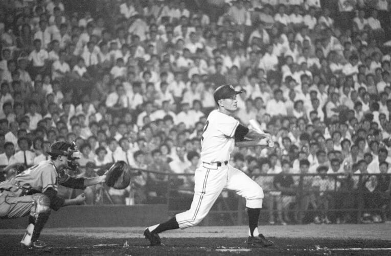 現役時代の広岡達朗のバッティング　©JIJI PRESS