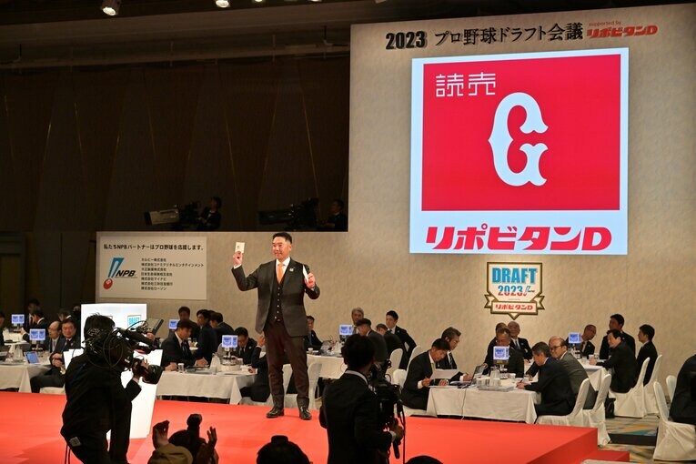 当たりくじを手にポーズをとる巨人阿部監督。後方では阪神岡田監督が笑顔を見せている【3枚目／全3枚】　©Hideki Sugiyama