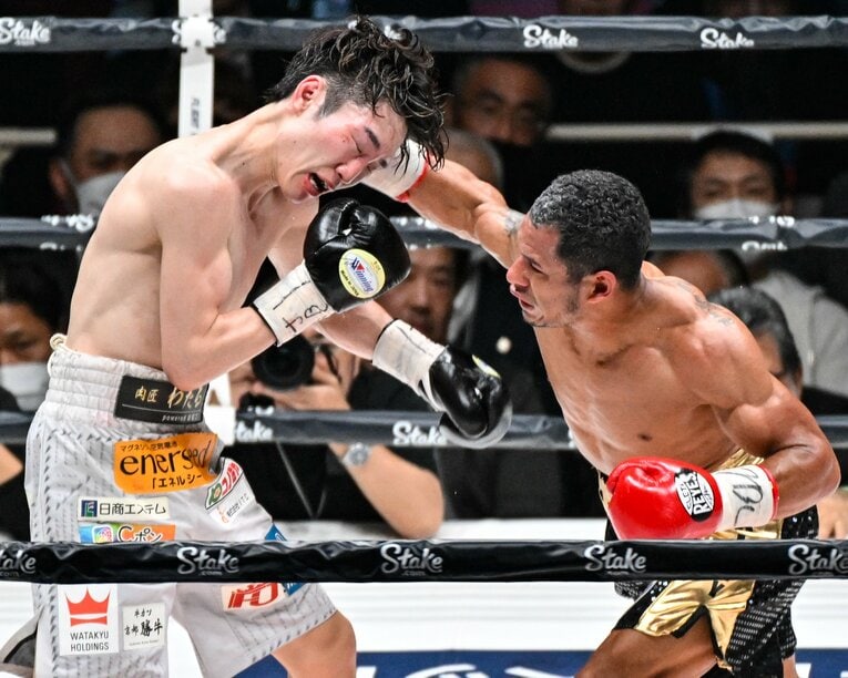 ポイントで劣勢となった終盤、寺地拳四朗に猛攻を仕掛けるカルロス・カニサレス　©Hiroaki Yamaguchi