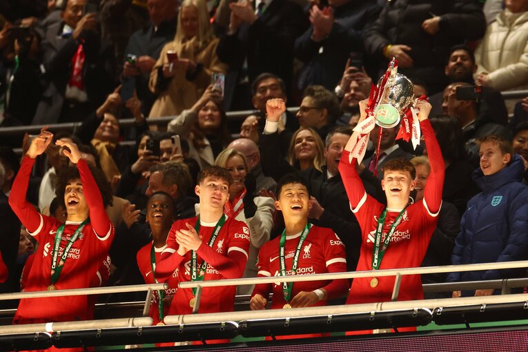 19歳マコーネルがカップを掲げる様子を優しく見守る遠藤　©Getty Images