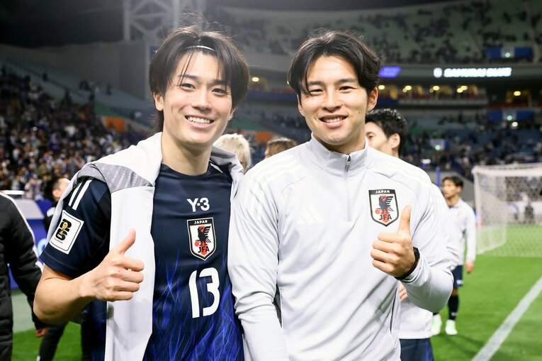 北中米W杯本大会出場を決めた3月シリーズの日本代表に追加招集された中山。出場機会はなかったものの中村敬斗（左）と笑顔の2ショット　©︎JFA/AFLO