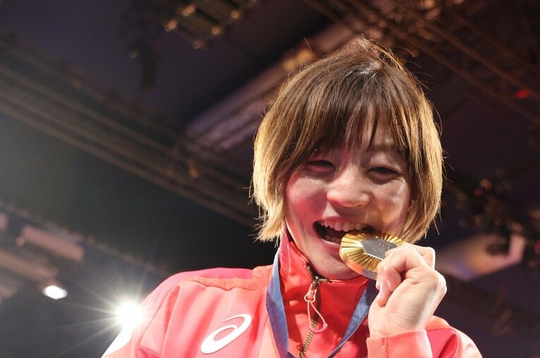 日本の夏季五輪通算500個目のメダルにして、今大会第1号、女子柔道48kg級20年ぶりの金をつかんだ角田夏実　©Tetsuya Higahikawa/JMPA