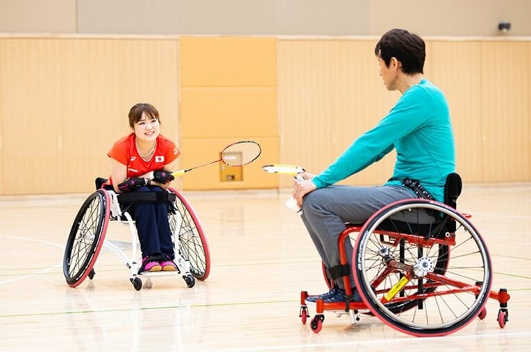 〈金メダル獲得〉松岡修造がラリーで「わ！ 取れない！」に「キャハハ！」 パラバドミントン里見紗李奈は“ゆるふわ”だけどスゴく“負けず嫌い”(13)