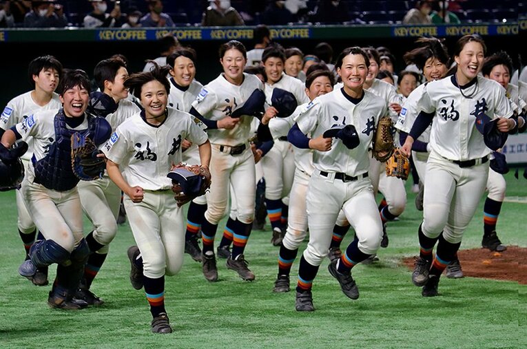 東京ドームで開催された全国高等学校女子硬式野球選抜大会。史上最多となる2690人の前で行われた ／ photograph by Women's Baseball Federation of Japan