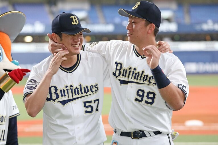 ヒーロー賞に選ばれ、じゃれ合う山田と杉本裕太郎　©JIJI PRESS