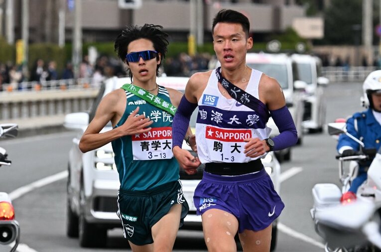 3区で22秒差を詰めて、駒大・佐藤圭汰（右）の背後につき、追い抜こうとする青学大・太田蒼生。その瞬間、藤色の最強軍団は言葉を失った　©Naoya Sanuki