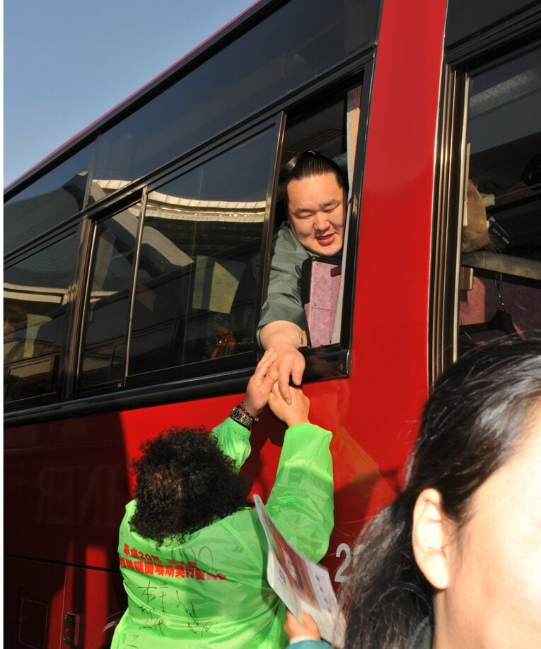 じつは優しい朝青龍…巡業でファンに神対応　©BUNGEISHUNJU