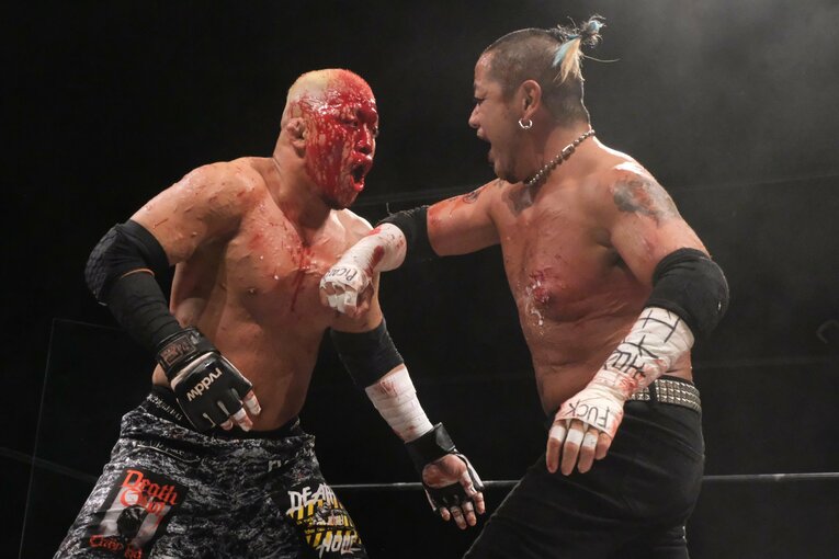 ガラスが刺さり大流血で「ニヤリ」今年47歳の“不適切おじさん”葛西純がデスマッチで伝えたいこと 「お前ら、これを知らずに人生終わるのか？」(23)