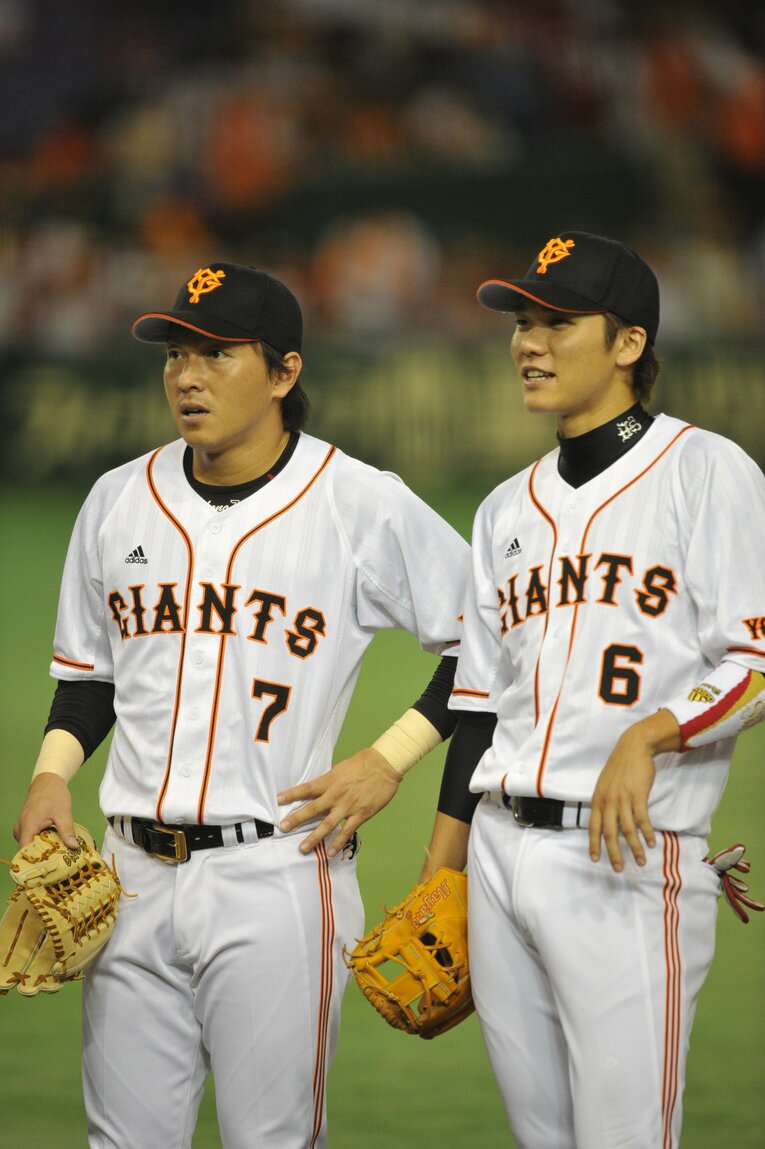 巨人時代の長野久義（左・現広島）。ルーキーイヤーから外野手のレギュラーの座をつかみ、2年目には首位打者のタイトルも獲得した　©BUNGEISHUNJU