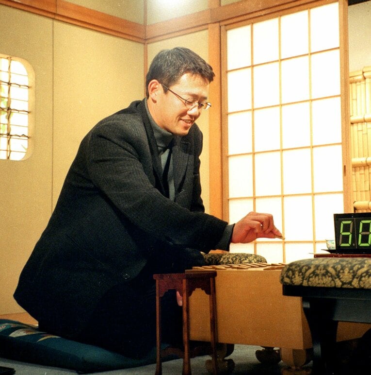 1999年、清水女流四冠（当時）と対局する古田　©Sankei Shimbun