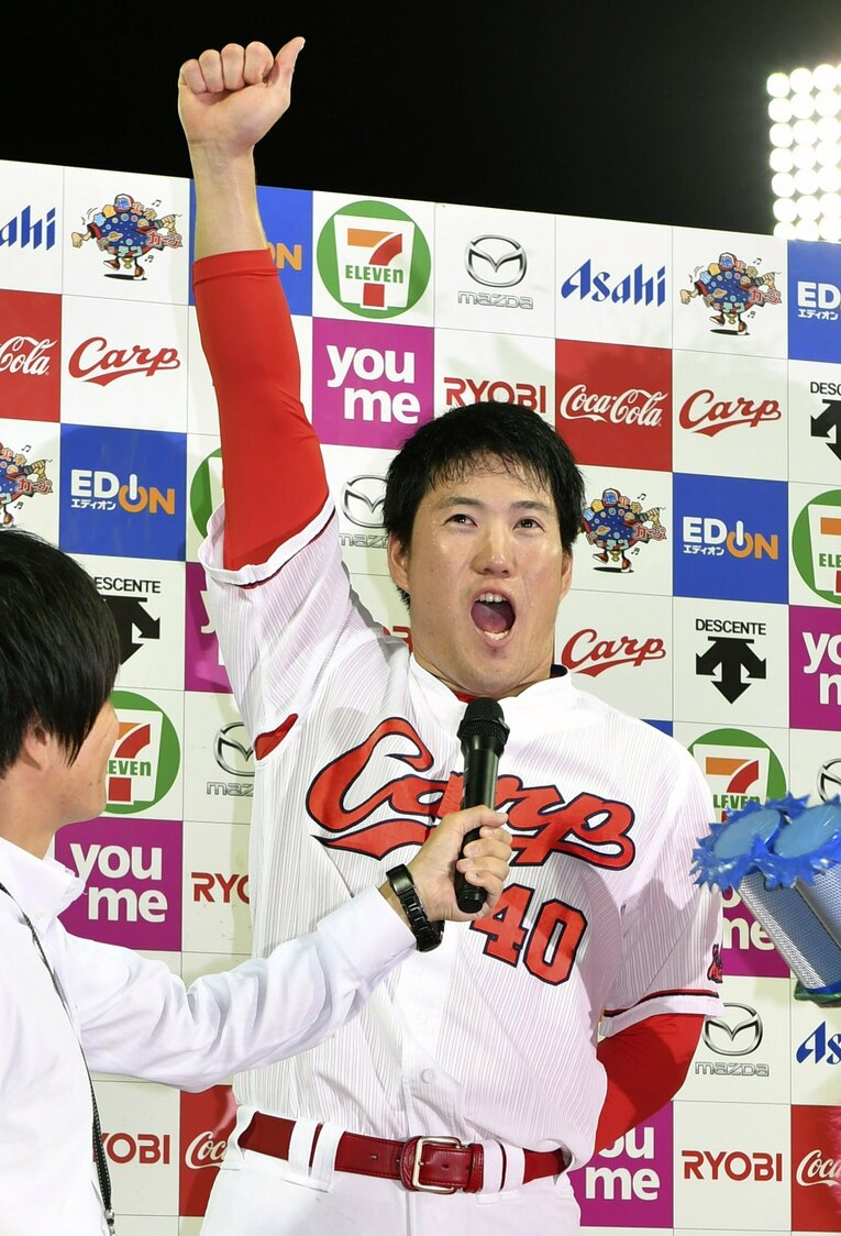 巨人戦でサヨナラの犠牲フライを放ち、お立ち台で雄叫びを上げる磯村　©KYODO