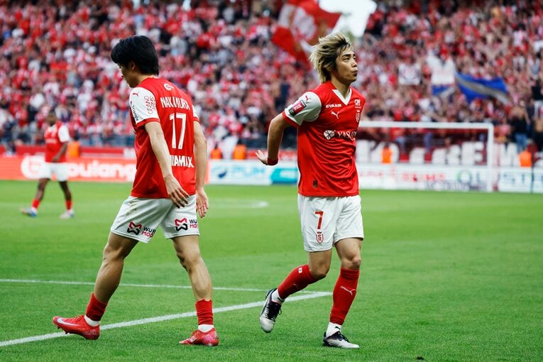 すれ違いざまに手を合わせた伊東と中村