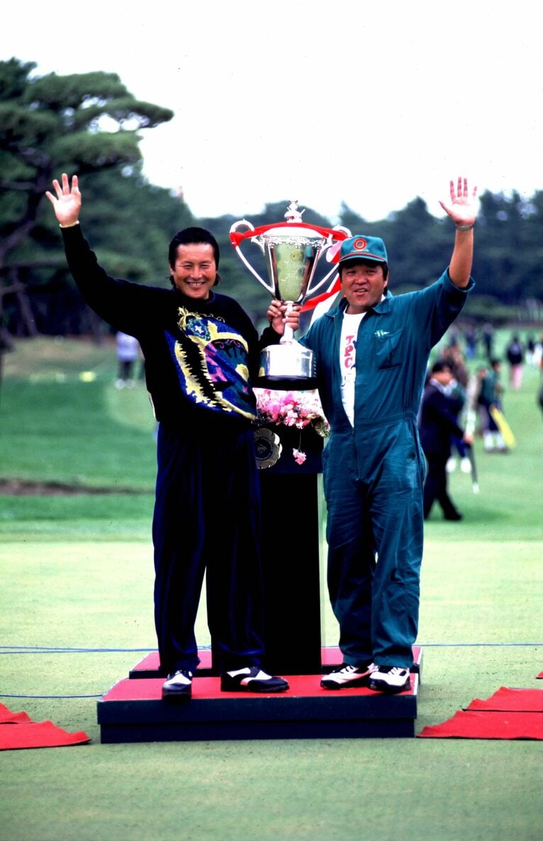 通算100勝を達成して喜ぶジャンボ尾崎（1997年）©︎BUNGEISHUNJU