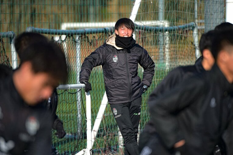 1997年12月24日生まれの小谷野拓夢監督は“新卒2年目”にあたる23歳。就任の背景には「若い指導者の育成を目指す」というクラブの理念があった ／ photograph by Tetsuichi Utsunomiya