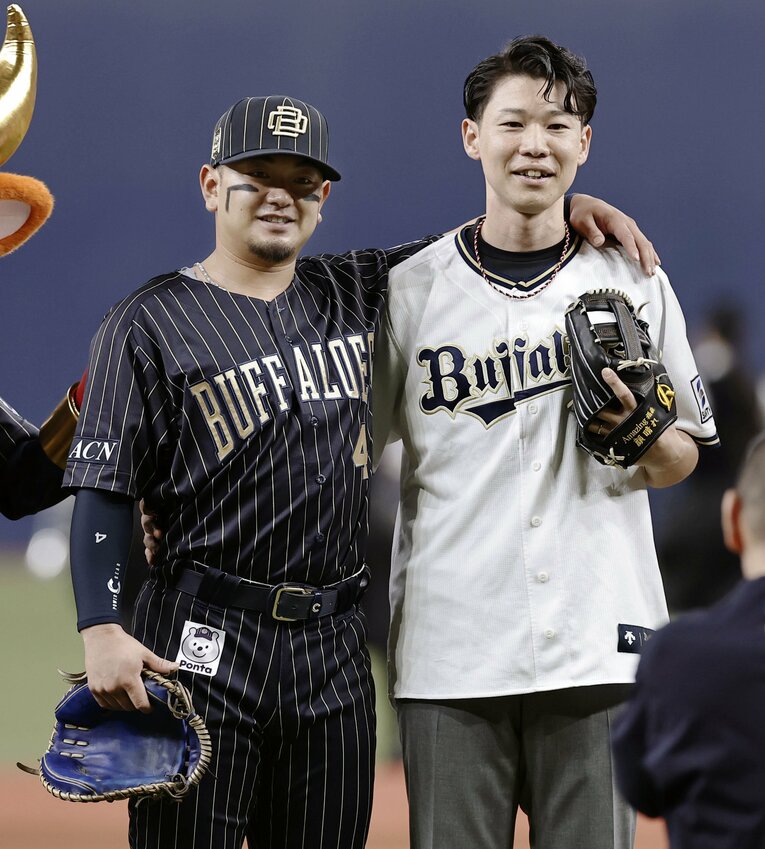 約束の始球式を終え、森と肩を組む福森さん　©KYODO