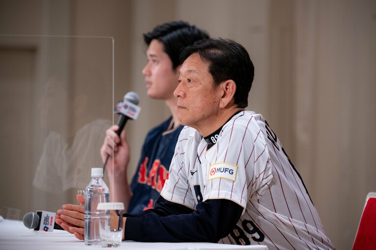 大谷の発言を横で聞く栗山監督　©︎Nanae Suzuki