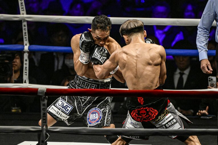 堤聖也vs.ノニト・ドネア。12月17日、両国国技館　©Takuya Sugiyama