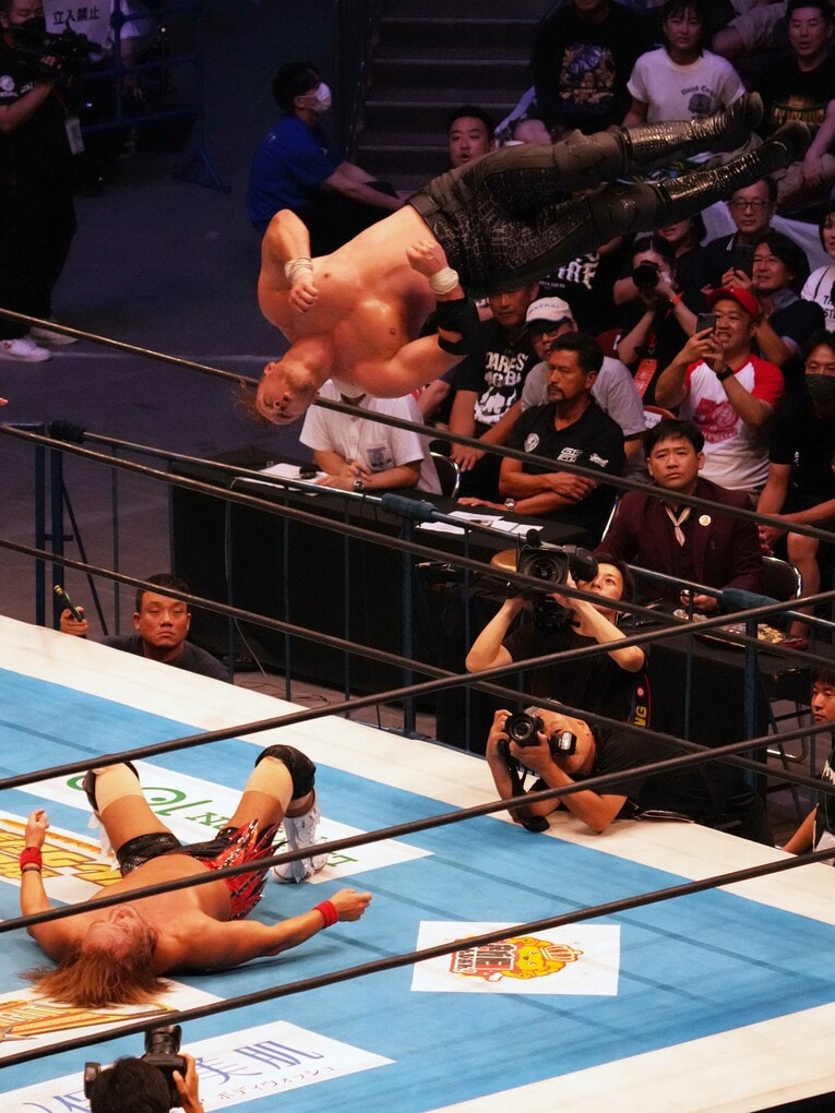 きりもみ式のダイブアタックを見せるウィル・オスプレイ