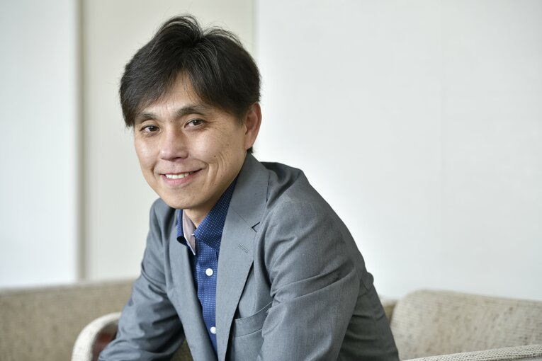 当時、騎手学校の生徒として日本ダービーを見学していた上村洋行調教師　©Takashi Shimizu