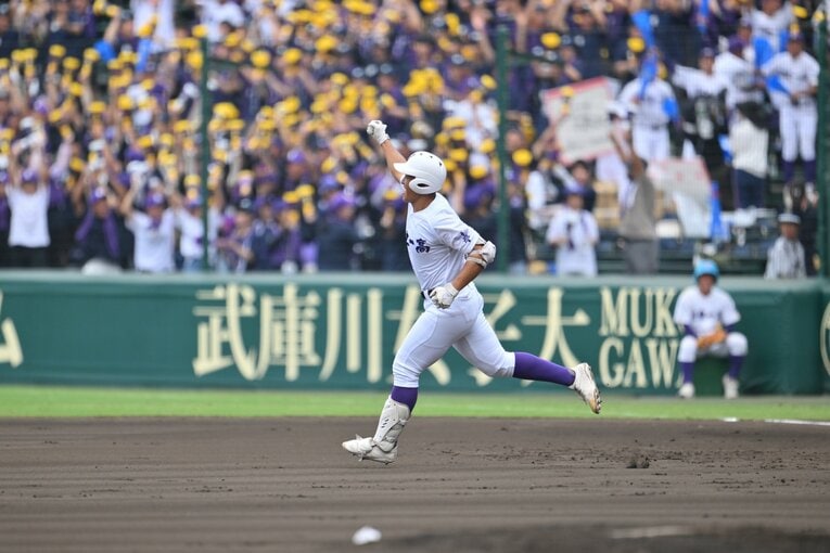 準々決勝の対東海大相模戦…豪快弾を放った高橋徹平。太ももがまるで競輪選手（全10枚超）　©Hideki Sugiyama