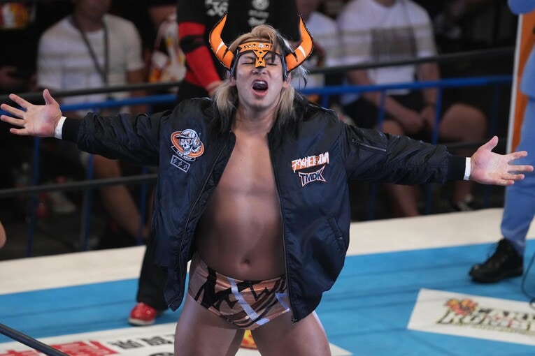 マウンテンホーンをつけて入場した大岩陵平　©Masashi Hara