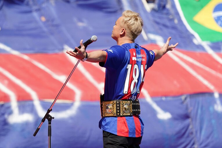 FC東京のユニフォーム姿でポーズを決めるオカダ・カズチカ　©Essei Hara